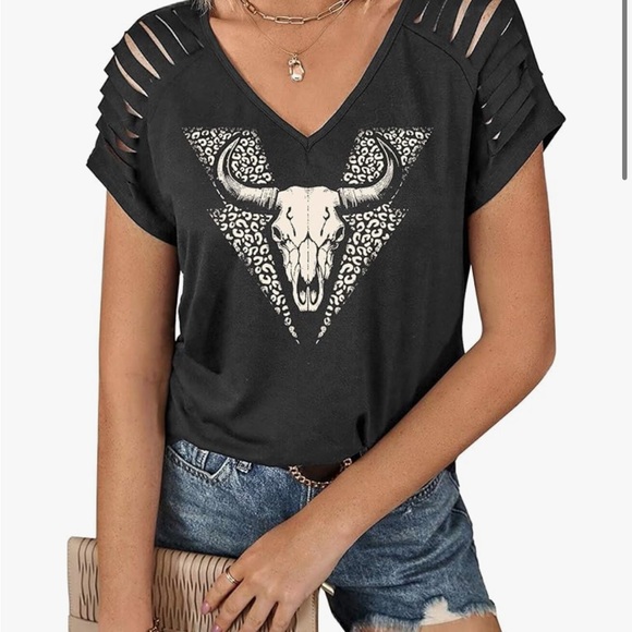 Black T-Shirt with Bull Skull Design - Picture 1 of 6